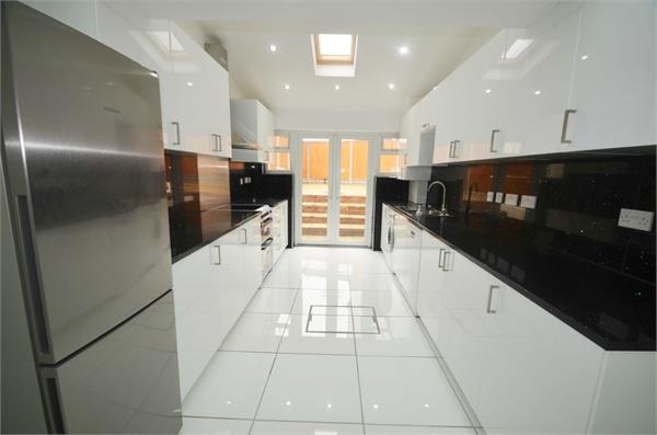 5 bed property in Woodcote Avenue, Mill Hill